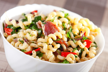 Pasta with prosciutto, rucola and peppers