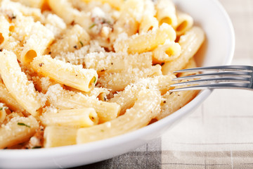 Penne with tomatos and parmesan cheese