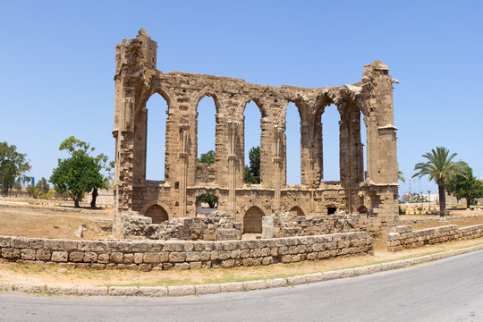 Кипр. Руины старой церкви в городе Фамагуста, построенного Венецианцами в XIV-XV веках.