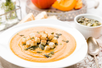 Kürbissuppe mit Kernen und Croutons