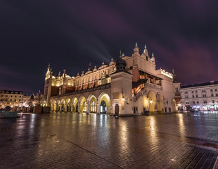 Obraz na płótnie Canvas Cloth-hall (Sukiennice) in Krakow beautifully illuminated in the night