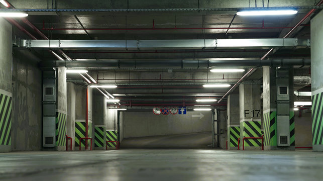 Underground/Empty lower level of an underground parking.