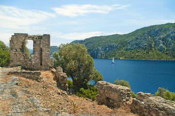 Fototapeta na wymiar sea view from ruined stone wall