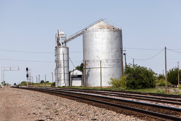 Bahnstrecke, doppelgleisig mit Silo