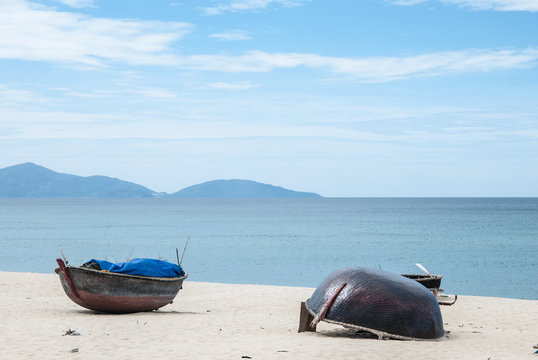 Рыбацкие лодки на пляже около  города Дананг, Вьетнам.