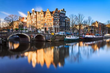 Fotobehang Amsterdam Prachtig beeld van de UNESCO-werelderfgoedgrachten de & 39 Brouwersgracht& 39  en & 39 Prinsengracht& 39  in Amsterdam, Nederland