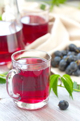 Grape juice and ripe grapes 