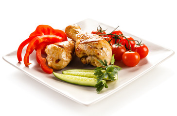 Grilled chicken drumsticks and vegetables