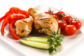 Grilled chicken drumsticks and vegetables