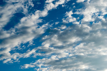 Obraz premium blue sky background with tiny clouds