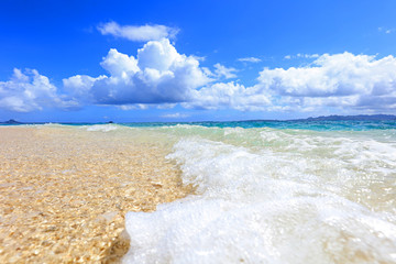 瀬底島の綺麗な珊瑚の海と夏空