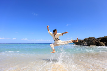 南国の美しいビーチで鍛える男性