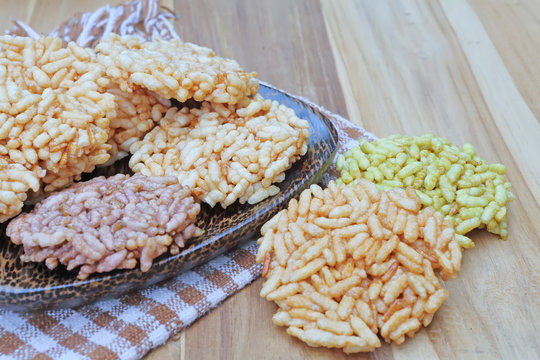 thai crispy rice cracker on wooden