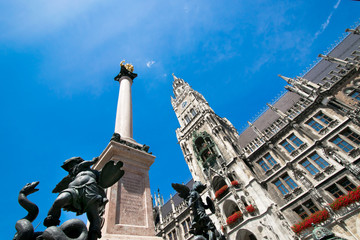 Fototapeta premium Neues Rathaus in München mit Mariensäule