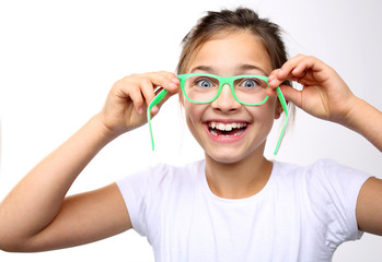 Jak dobrać okulary? Szczęśliwe dziecko przymierza okulary - obrazy, fototapety, plakaty