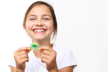 Kolorowy aparat ortodontyczny.Uśmiechnięta dziewczynka z kolorowym aparatem ortodontycznym 