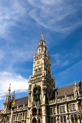 Fototapeta na wymiar Rathaus und Himmel in München