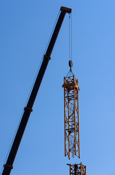 Montaggio di una gru in cantiere edile