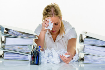 Frau im Büro mit Burnout