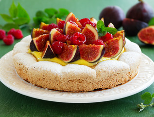 Almond meringue cake with figs and raspberries.