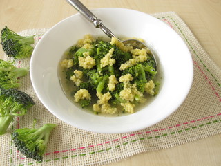 Vegetarische Brokkolisuppe mit Hirse