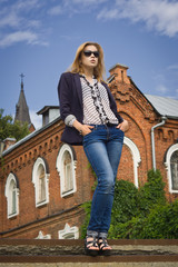 Fototapeta premium Beautiful fashion woman wearing sunglasses walking on the street