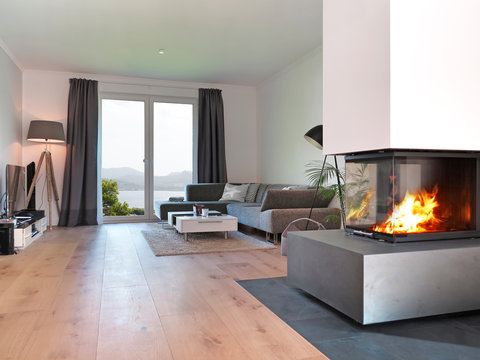 Wohnzimmer mit Kamin und Aussicht auf die K&uuml;ste