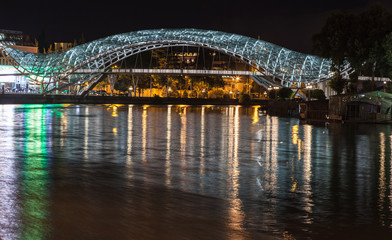 Obraz premium Tbilisi,Georgia- SEPTEMBER 8,2015: The peace bridge in Tbilisi, pedestrian bridge over the Mtkvari River in Tbilisi. On SEPTEMBER 8,2015. Tbilisi.Georgia