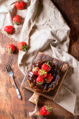 Chocolate cake with strawberries