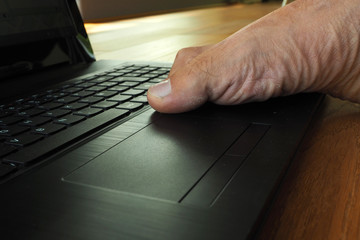 Pied sur un ordinateur portable