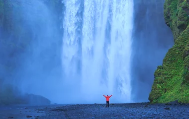 Foto op Plexiglas Enjoying the famous Skogarfoss waterfall in southern Iceland. © sanderstock