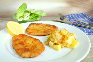 paniertes Schnitzel mit Bratkartoffeln