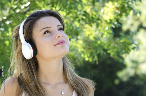 Belle Jeune Fille écoutant De La Musique Avec Un Casque Audio Stock
