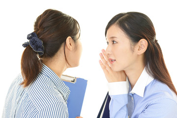 うわさ話をする女性