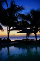 coucher de soleil à la piscine d'un hotel à l'île maurice