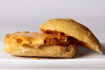 Bocata de lomo con salsa de pimiento