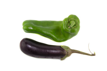 Un peperone verde e una melanzana