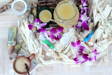 Fototapeta na wymiar Juice of fresh sugar cane for drinks and sugar.
