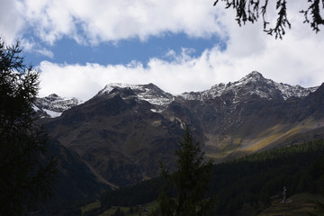 Obraz premium montagne cime paesaggio panorama montagna alberi bosco