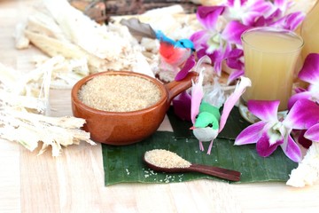 Fototapeta na wymiar Juice of fresh sugar cane for drinks and sugar.