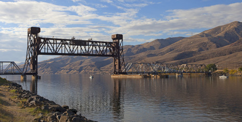 Naklejka premium Idaho railway bridge that crosses a large river