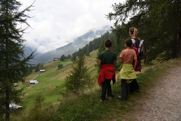 escursione ion montagna paesaggio panorama montagne bambini 