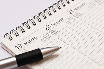 Kalender mit Kugelschreiber