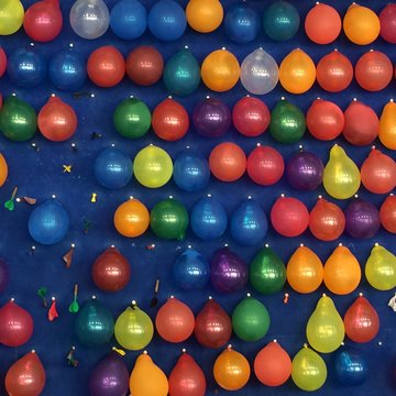 Luftballons spicken auf dem Jahrmarkt