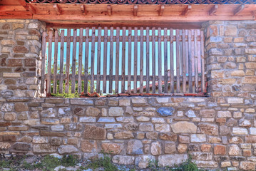 Naklejka premium Stylish stone wall with wooden ornaments