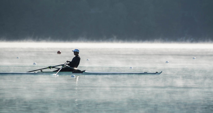 rameur en skiff dans la brume