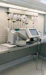 Komplette Mischanlage für Medikamente auf einer Sicherheitswerk