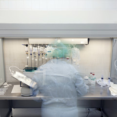 Laborantin an der Sicherheitswerkbank im Reinraum