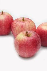 mele rosse isolate su sfondo bianco