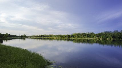 Fototapeta premium lake and sky.